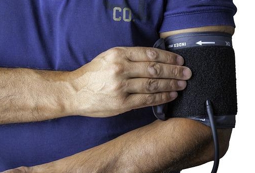Vérnyomásmérő egy féri karján